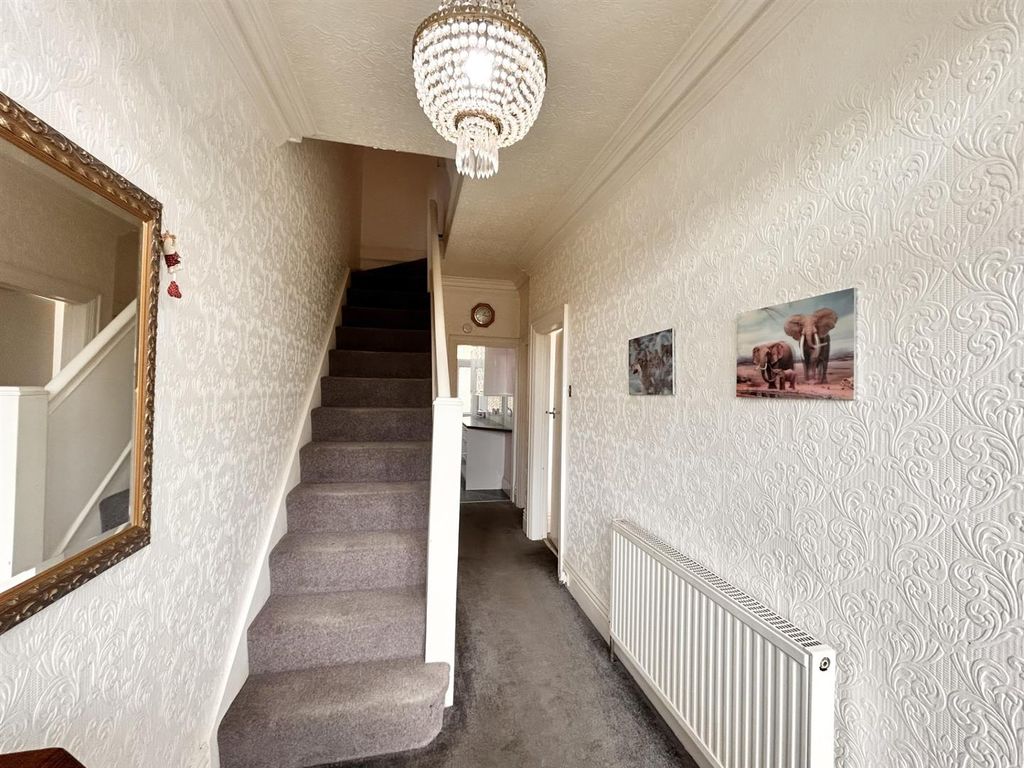 Property photo 3 of 19 Hallway.Jpg