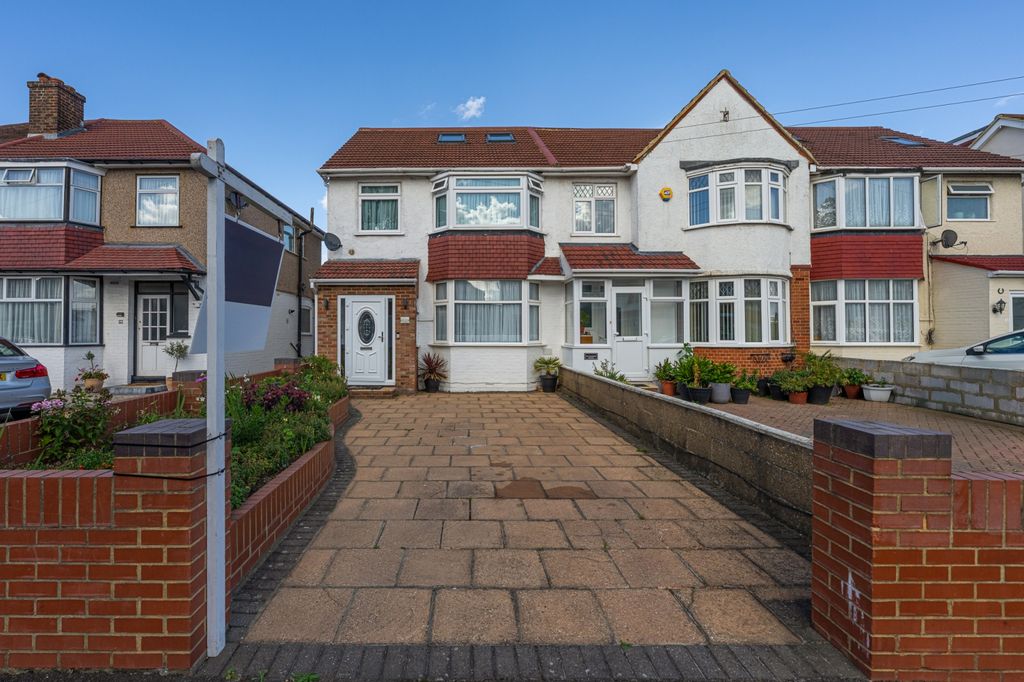 Property photo 1 of 21 4 Bed Semi-Detached House To Rent Ellerdine Road, Hounslow Tw3