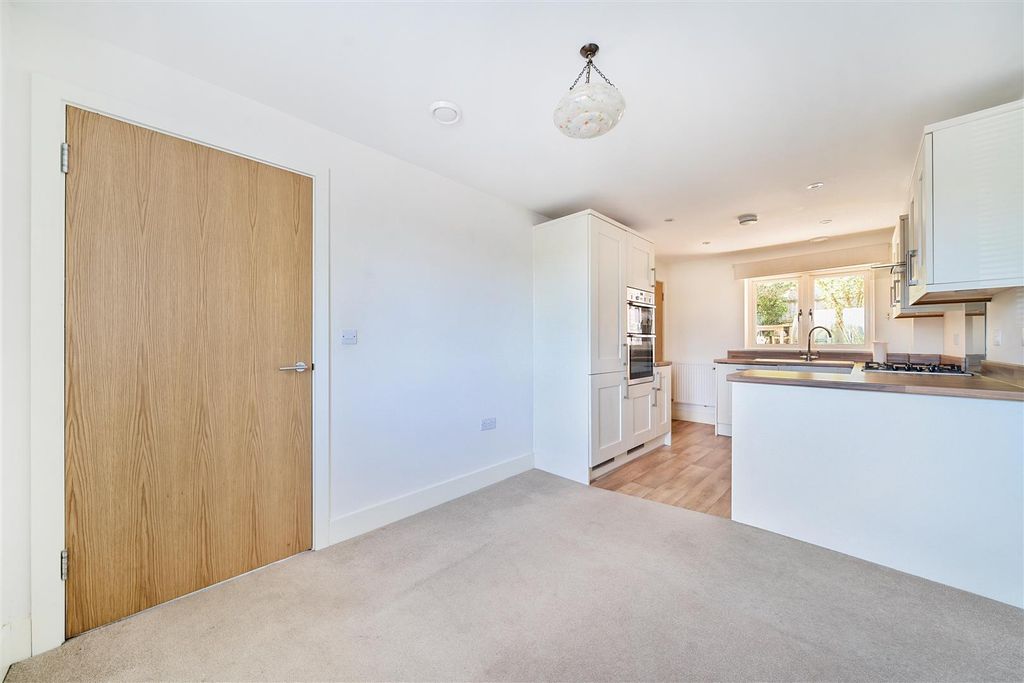 Property photo 2 of 16 Kitchen/Dining Room