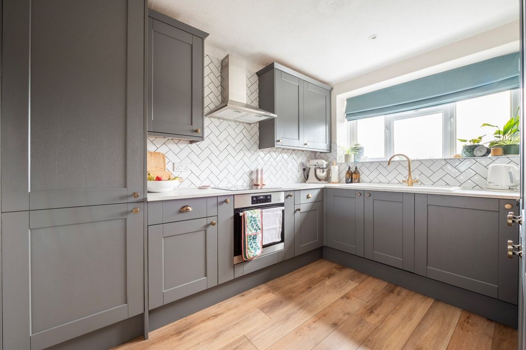 Property photo 2 of 7 Kitchen