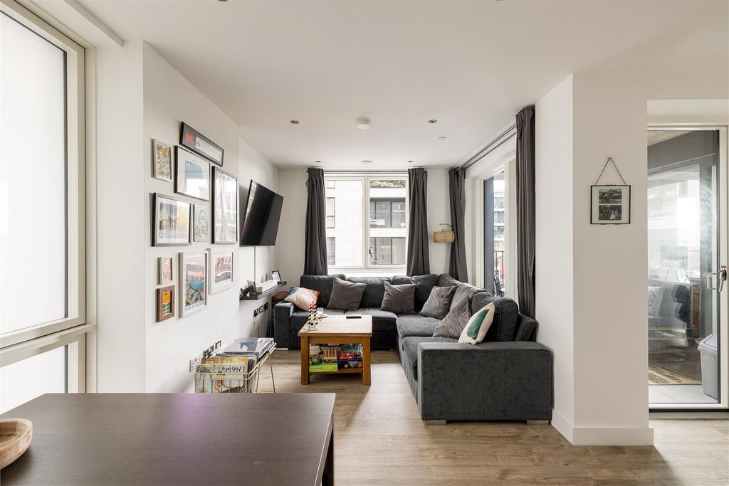 Property photo 1 of 25 Monkwood Way, E3