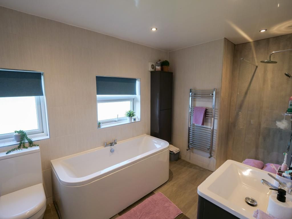 Property photo 3 of 18 Bathroom