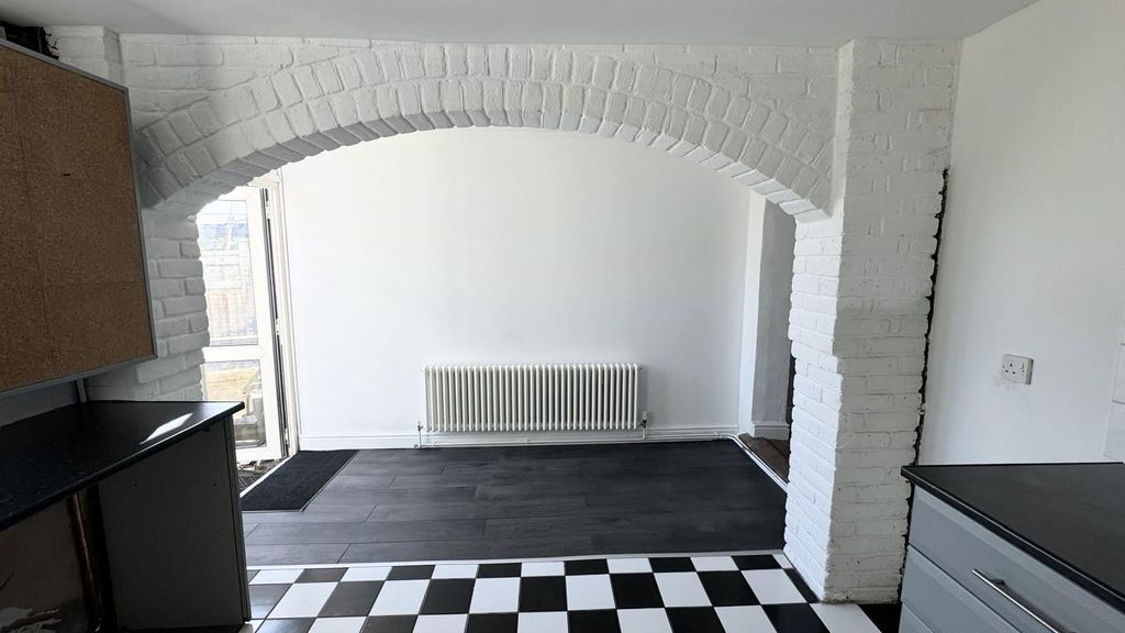 Property photo 3 of 12 Kitchen/Diner