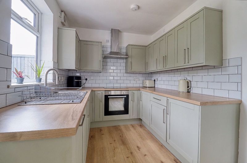 Property photo 3 of 11 Kitchen