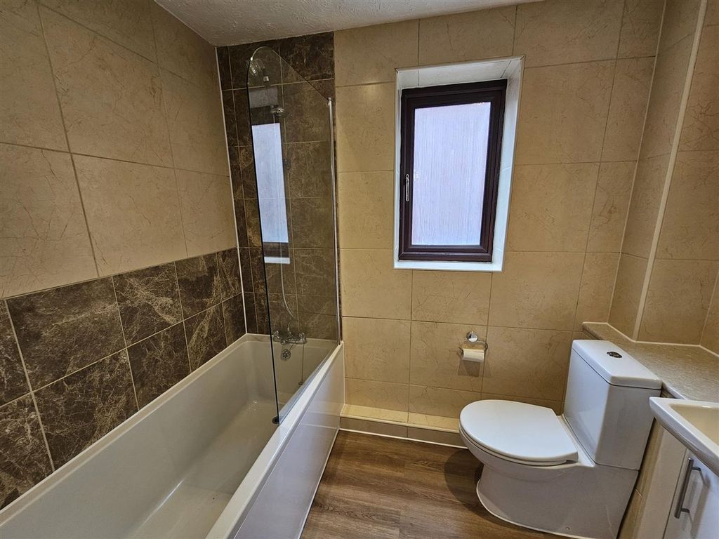 Property photo 3 of 11 Bathroom.Jpg