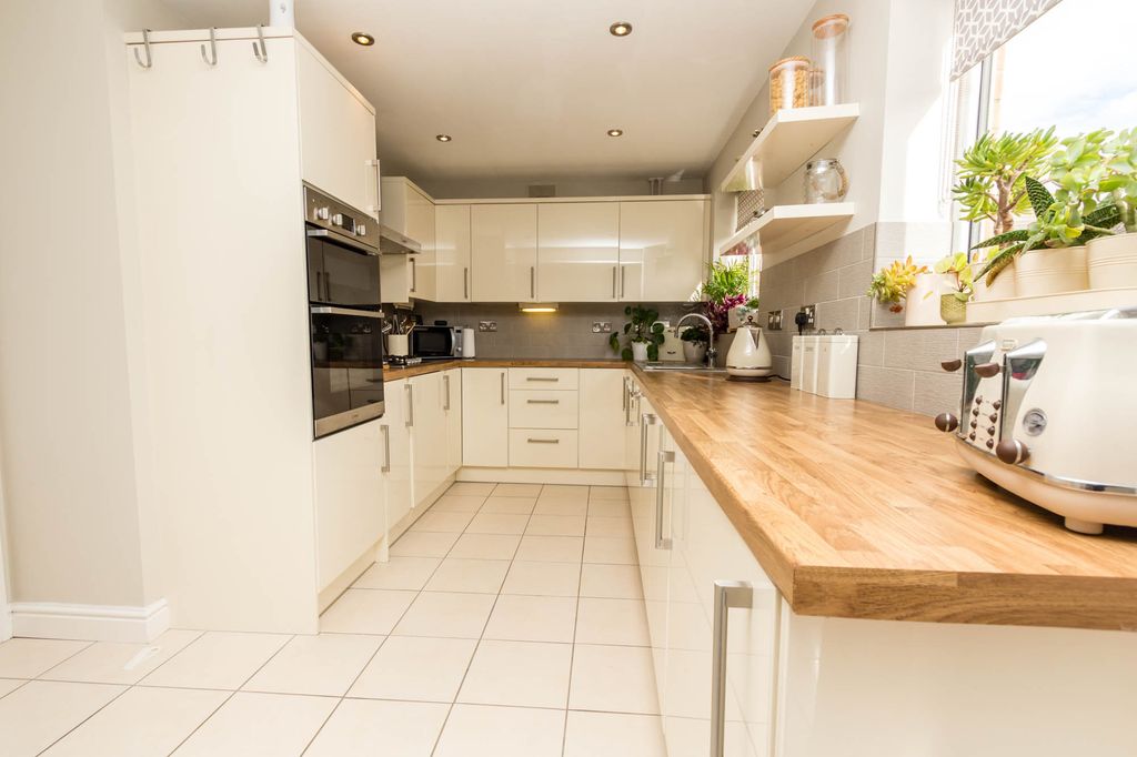 Property photo 3 of 12 Kitchen Area