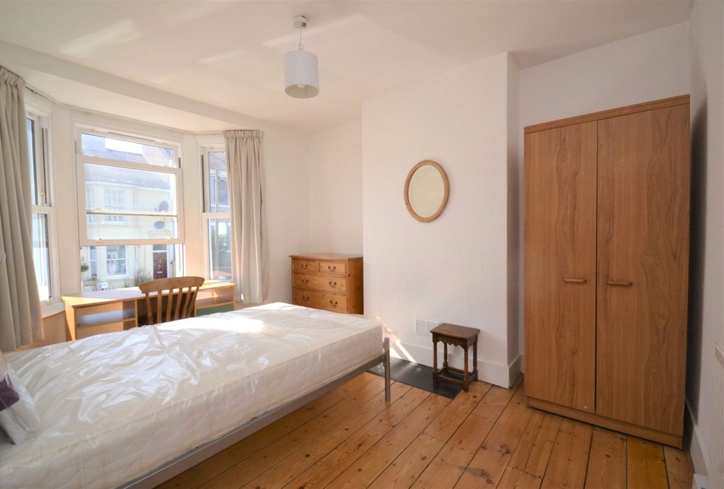 Property photo 3 of 8 Photo 04