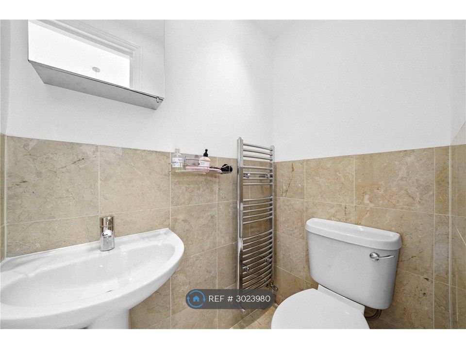 Property photo 3 of 9 En Suite