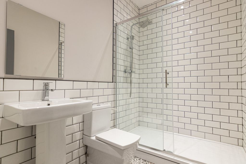 Property photo 2 of 10 30Ar Bathroom