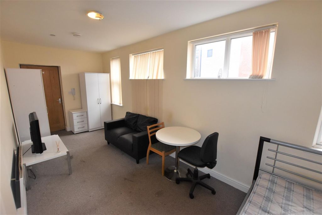 Property photo 2 of 8 Lounge