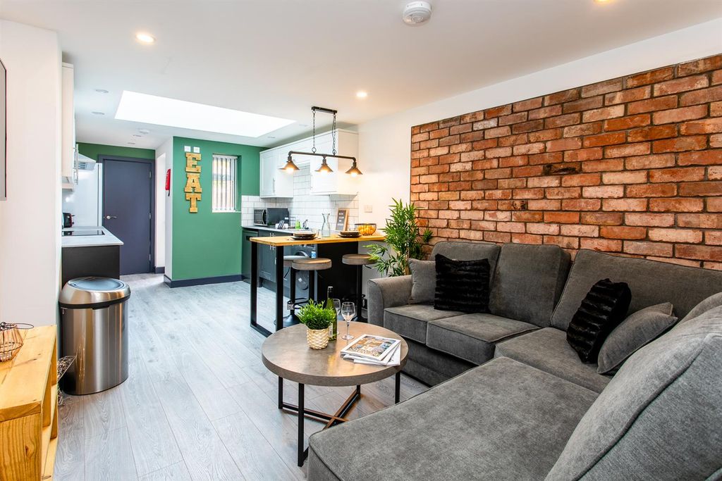 Property photo 1 of 17 35 Dean Street-24.Jpg