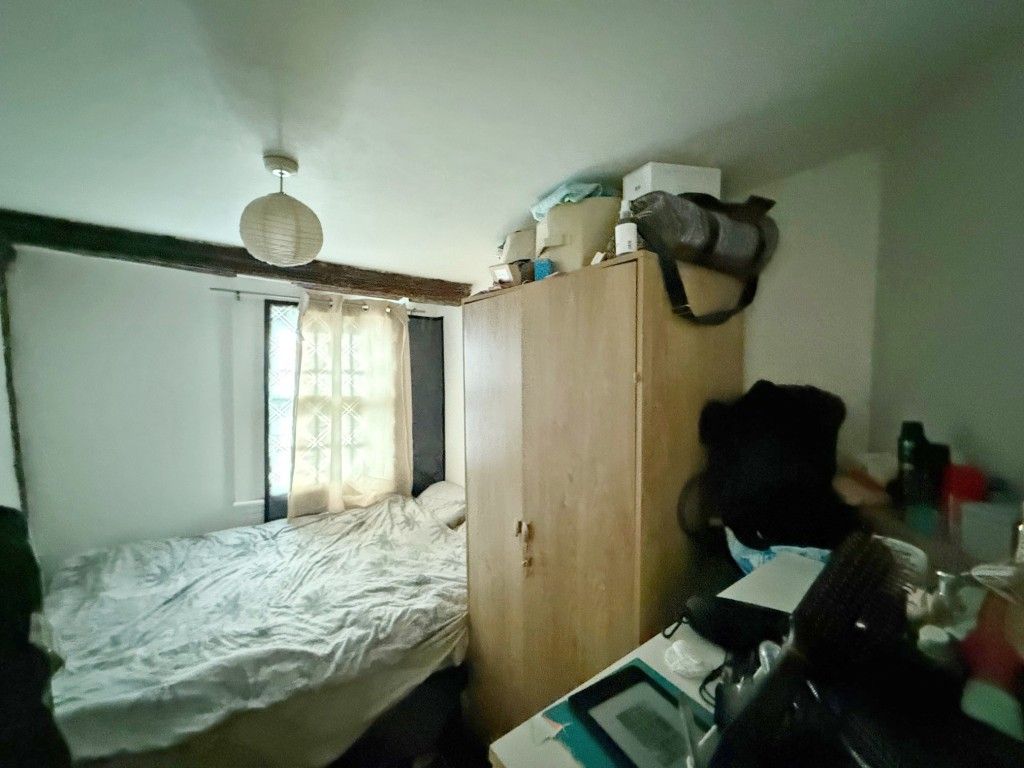 Property photo 3 of 6 Upstairs Flat With Window And Exposed Beams