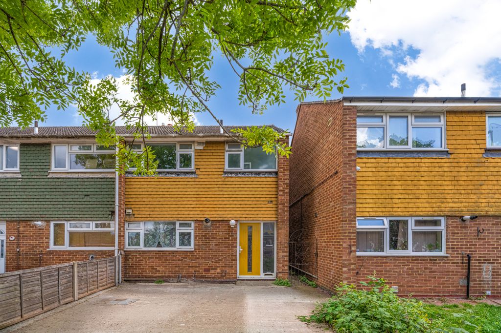 Property photo 1 of 15 Five Bedroom House For Sale In Southall