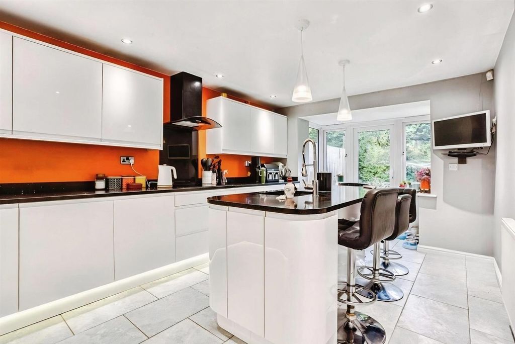 Property photo 2 of 16 Kitchen