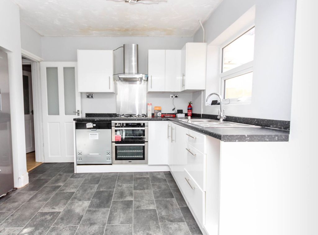 Property photo 2 of 11 Kitchen