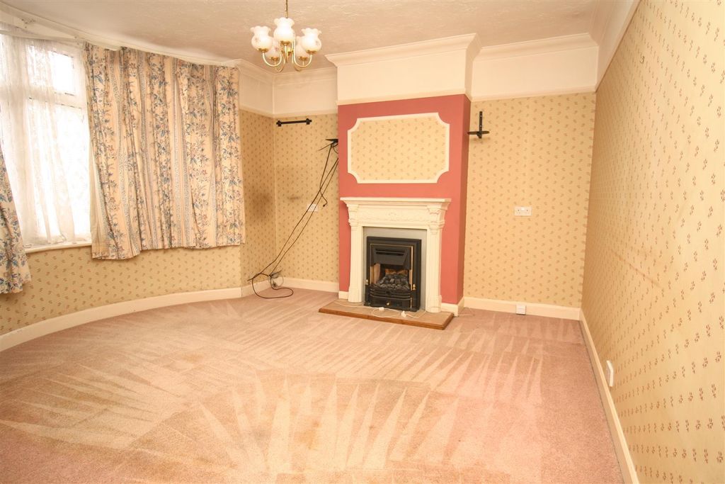 Property photo 2 of 19 Lounge