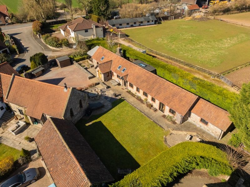 Property photo 1 of 32 Coach-House-7_4Bd5-4681-42c4-cc66-855d-7d22-1311-5