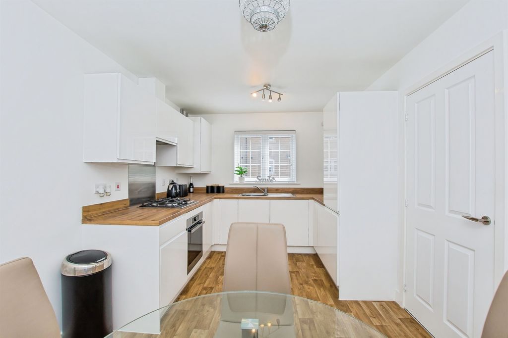 Property photo 2 of 17 Kitchen / Diner