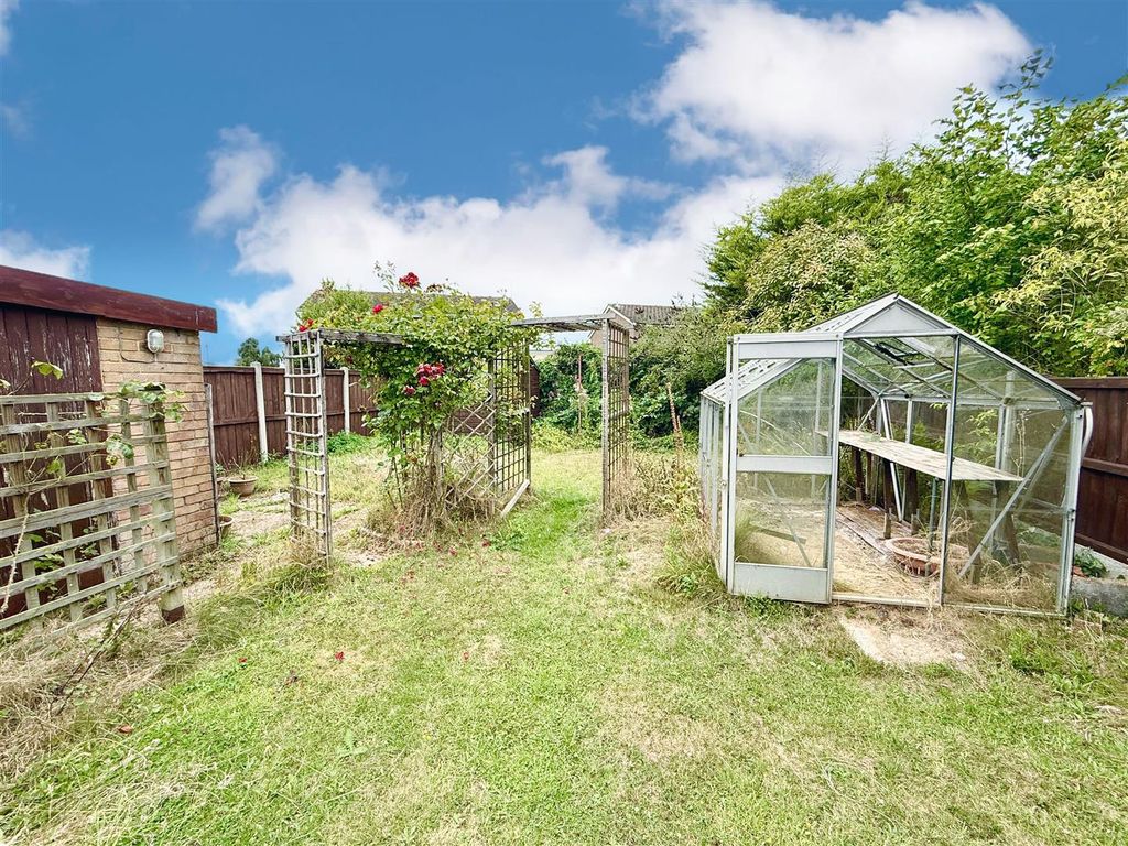 Property photo 2 of 12 Garden