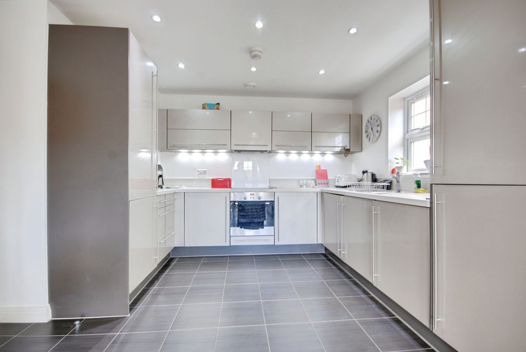 Property photo 3 of 6 Pbox-Kitchen-337166.Jpg