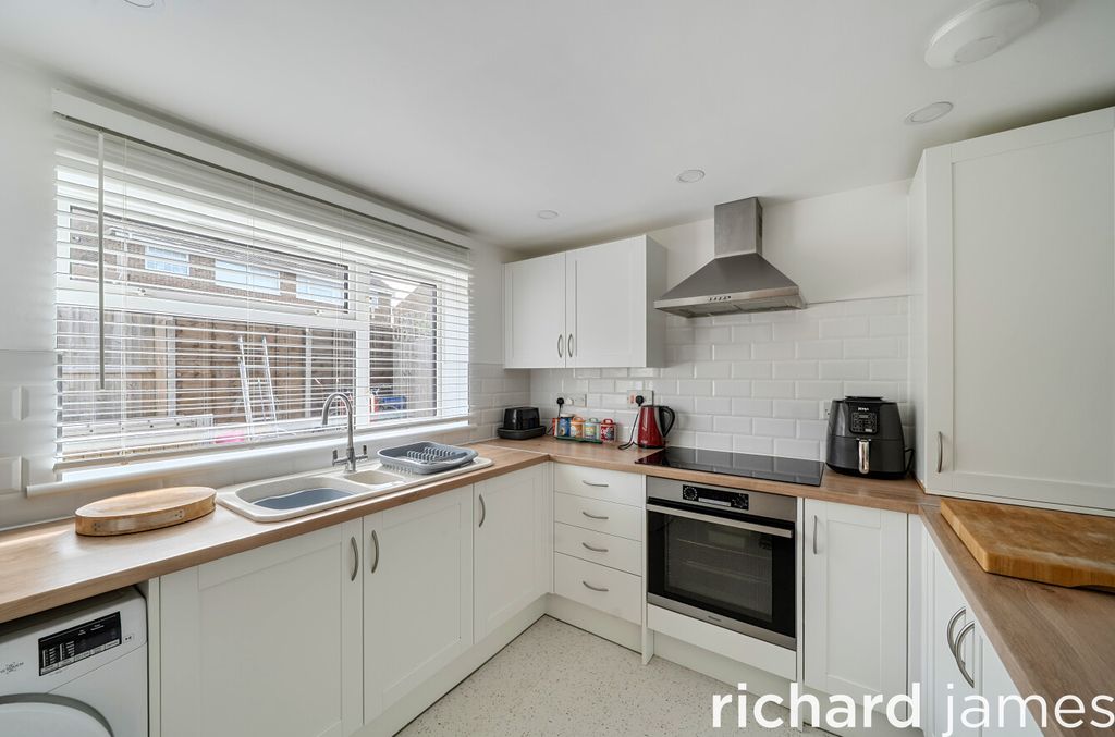 Property photo 2 of 11 4F06691256074E52Bdf6dc28F7E72584