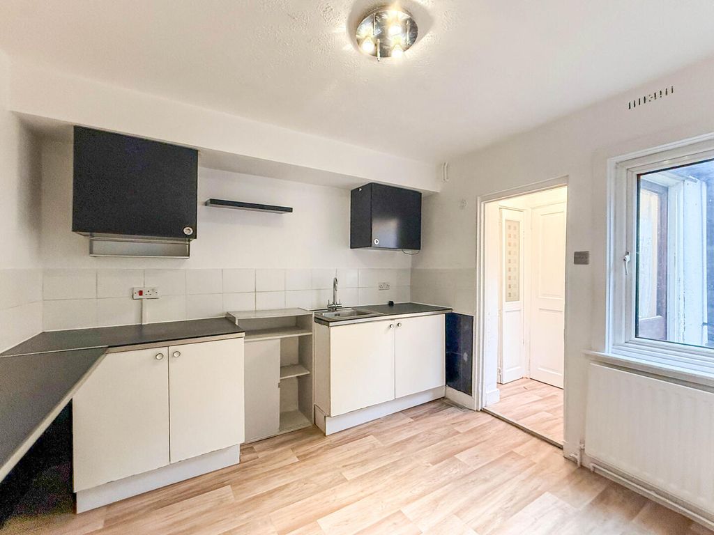 Property photo 2 of 8 Kitchen