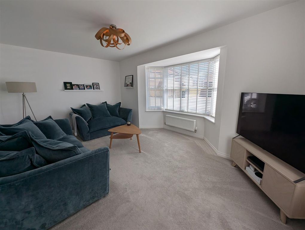 Property photo 3 of 15 Lounge