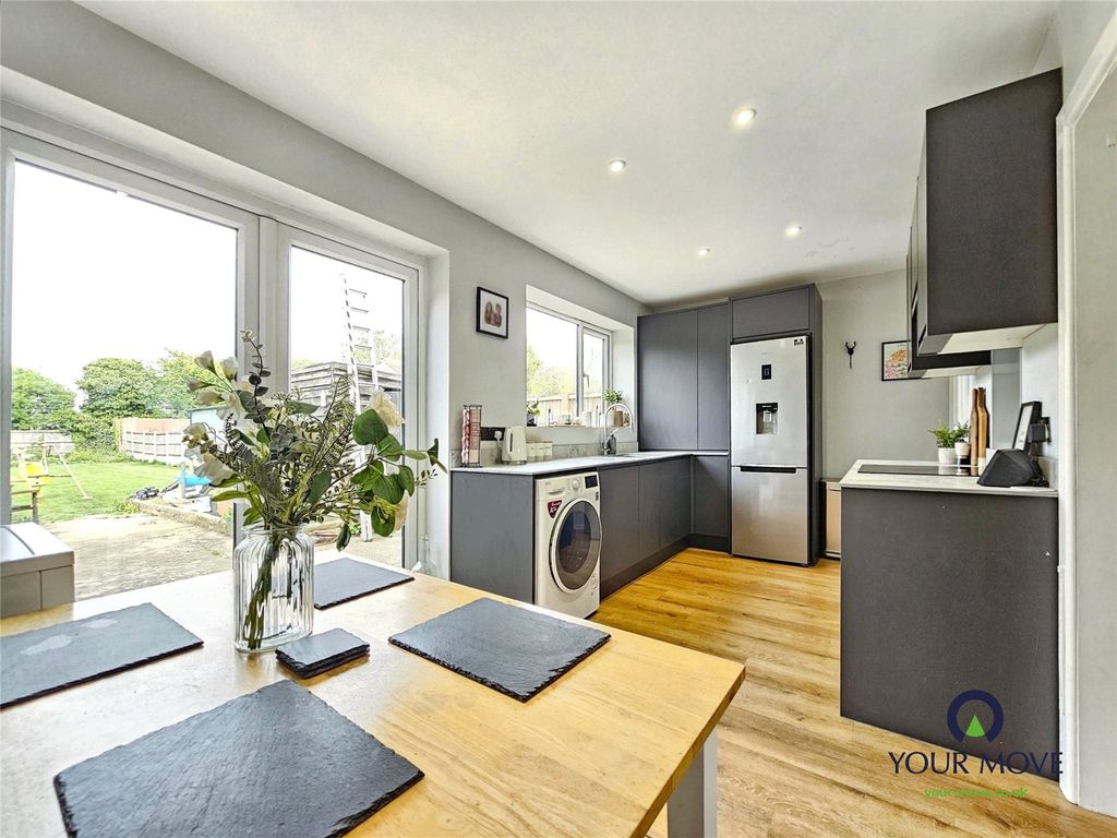 Property photo 3 of 10 Kitchen