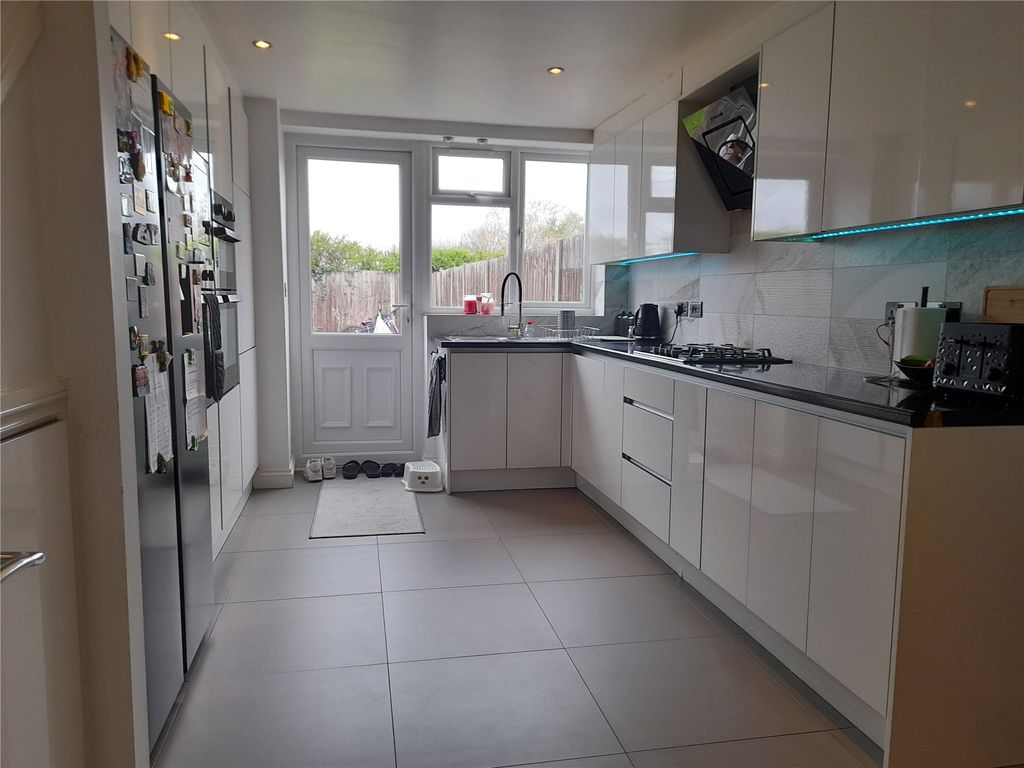 Property photo 3 of 10 Kitchen