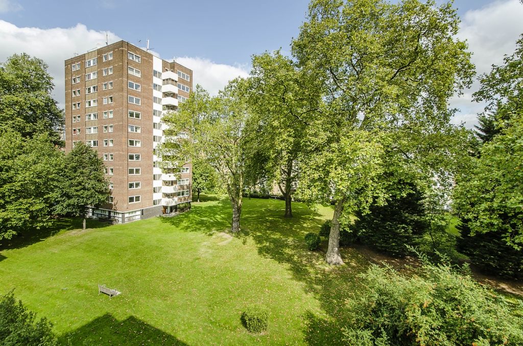 Property photo 3 of 11 Communal Gardens
