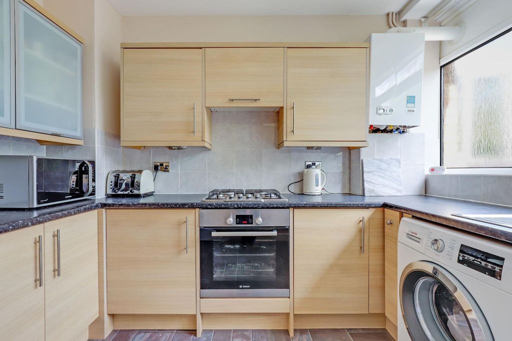 Property photo 3 of 11 02-7Db9Jhpropworld - 2 Maybourne Close - 4-Medium.