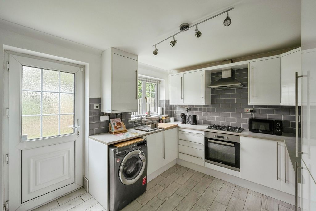 Property photo 3 of 17 Kitchen
