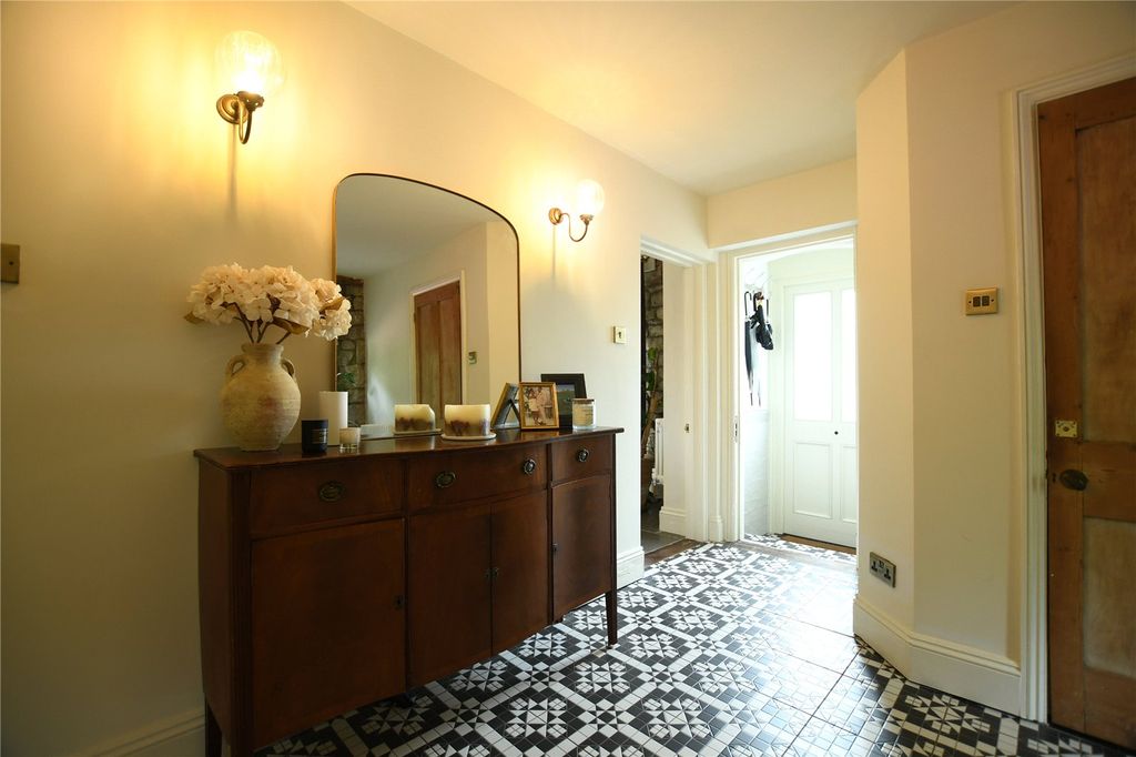 Property photo 2 of 24 Picture No. 28