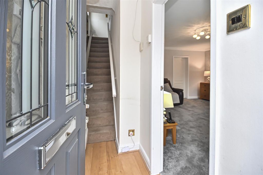 Property photo 2 of 36 6 Oak Tree Close Entrance.Jpg