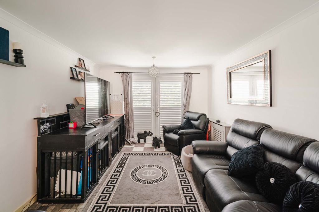 Property photo 3 of 11 9