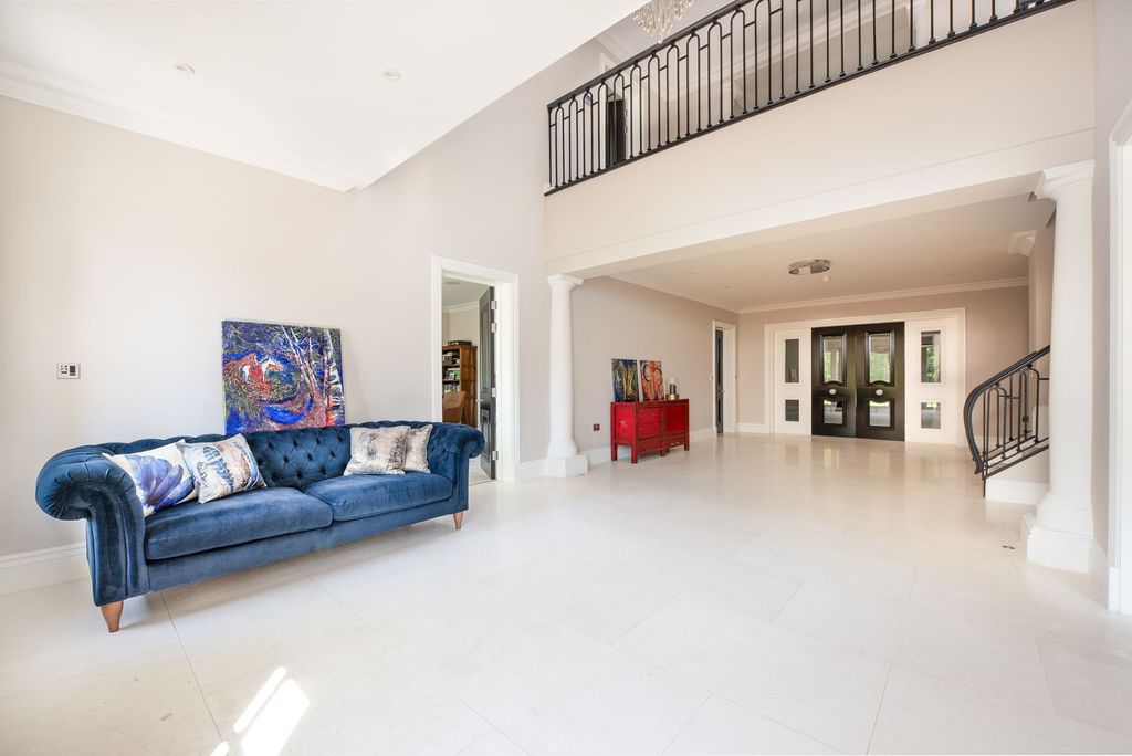 Property photo 2 of 17 Entrance Hall