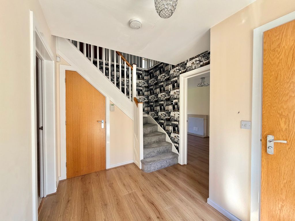 Property photo 2 of 21 Entrance Hall