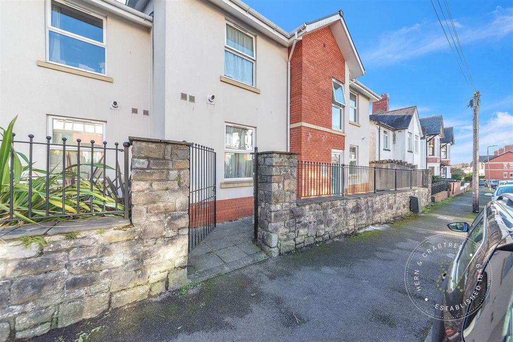 Property photo 1 of 14 Clive-Hall-Court-17.Jpg