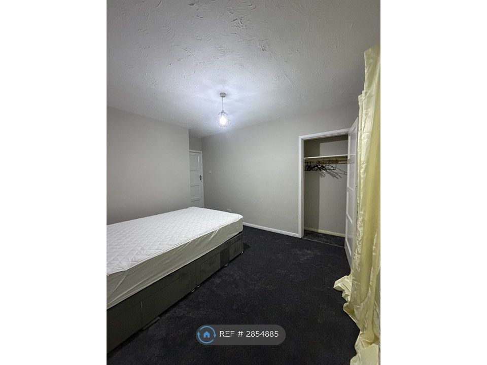 Property photo 3 of 9 Room 2