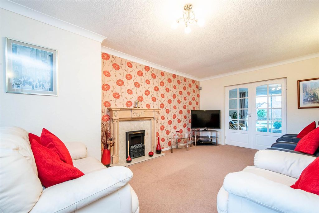 Property photo 3 of 22 Lounge