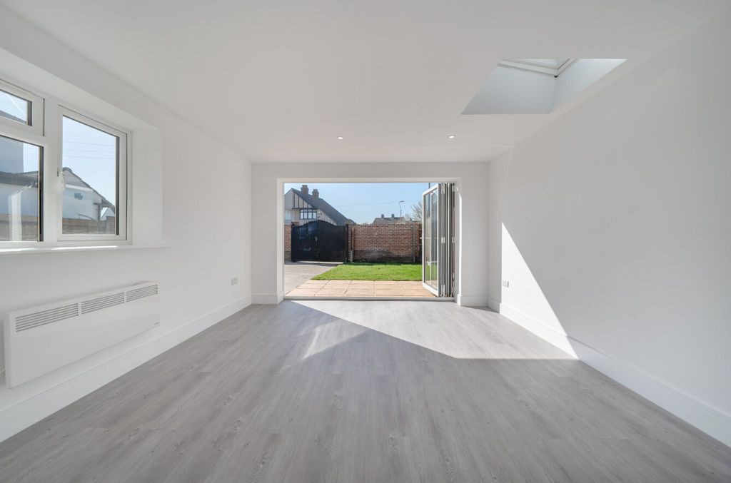 Property photo 2 of 18 Lounge Angle 1