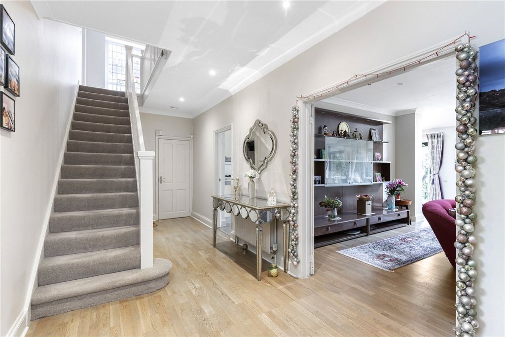 Property photo 2 of 23 Entrance Hall