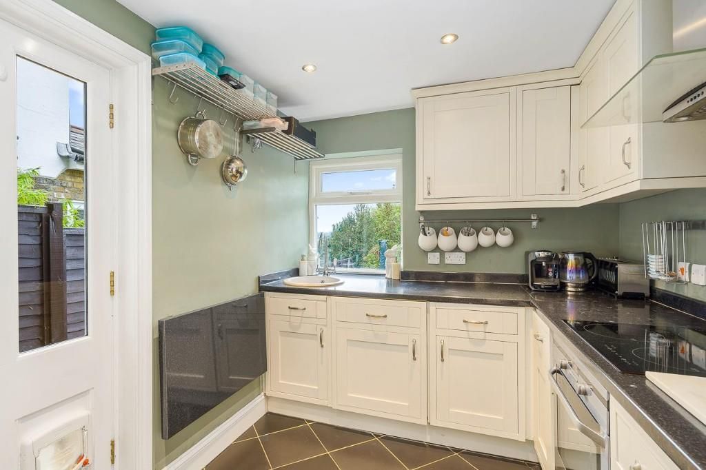 Property photo 3 of 11 Kitchen