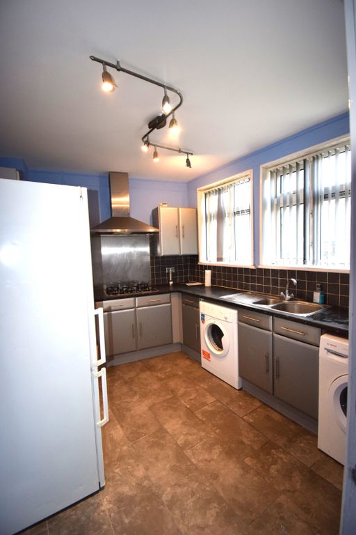 Property photo 1 of 11 Three Bedroom House For Families- £2400