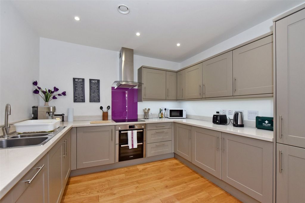 Property photo 2 of 10 Kitchen