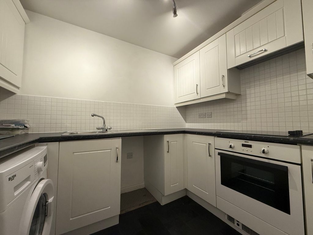 Property photo 3 of 6 Kitchen