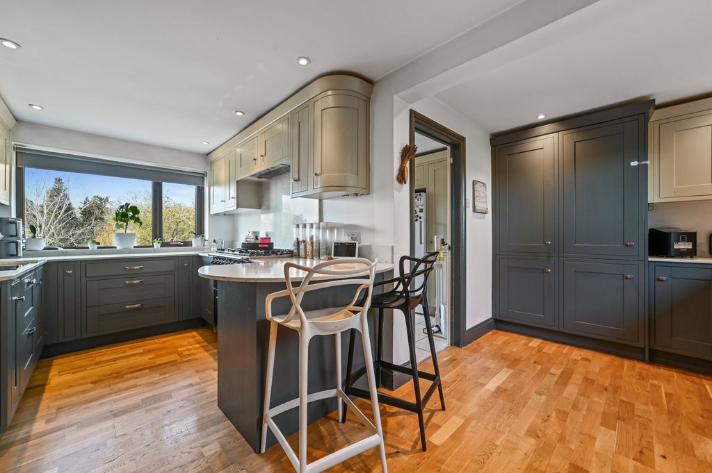 Property photo 2 of 46 Millhill-Kitchen