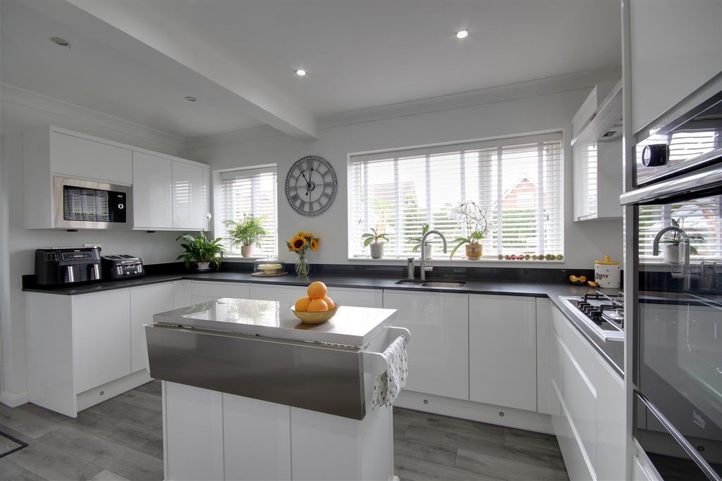 Property photo 2 of 15 Breakfast Kitchen