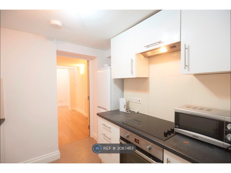 Property photo 2 of 7 Fridge, Oven, Hob, Extractor Fan.