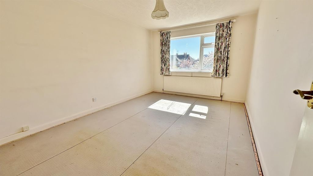 Additional image 7 of 2 bed flat for saleQueens Road, Frinton-On-Sea CO13